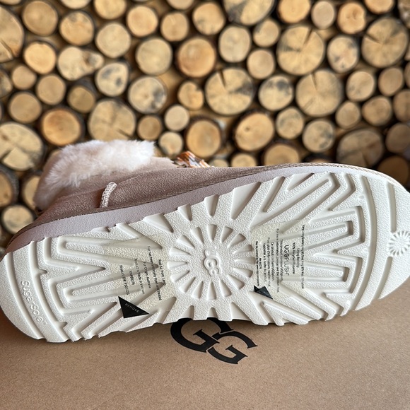 Ugg Mini Alpine Lace - Picture 2 of 5
